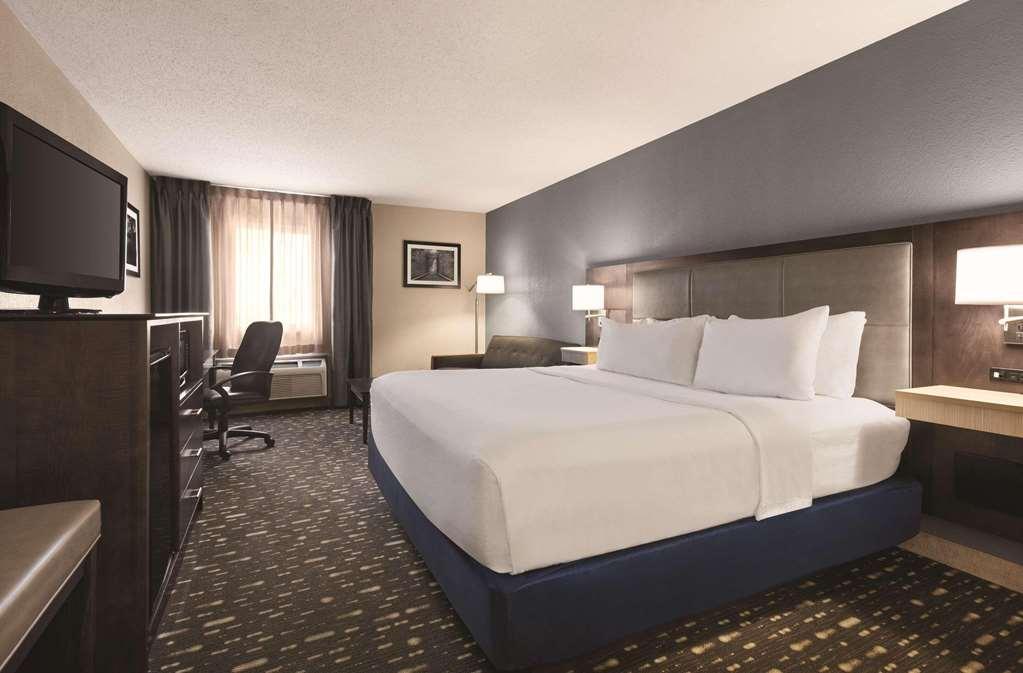 Country Inn & Suites By Radisson, Auburn, In Room photo